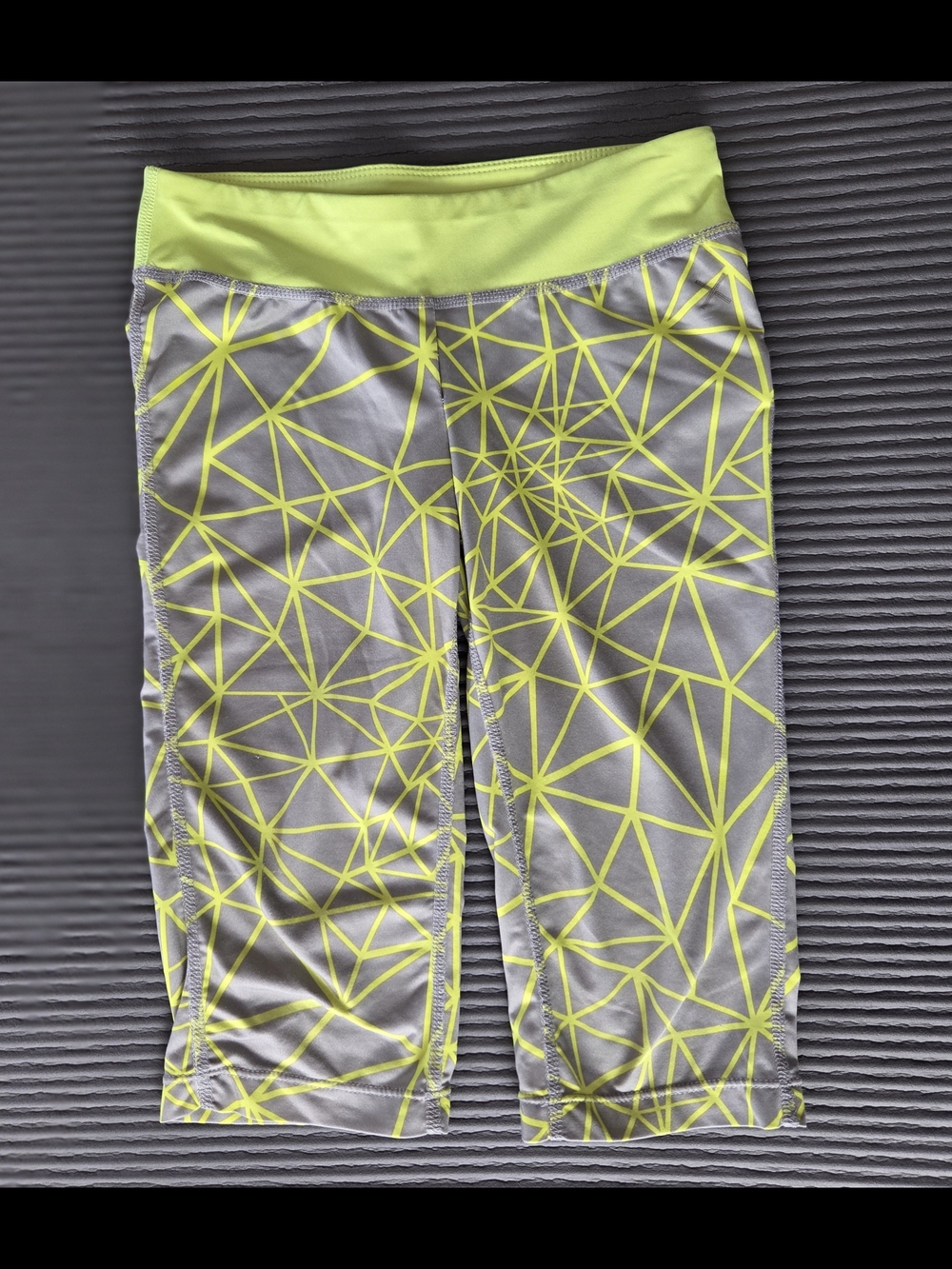 Xersion Gray and Neon Yellow Geometric Leggings Size 6/7